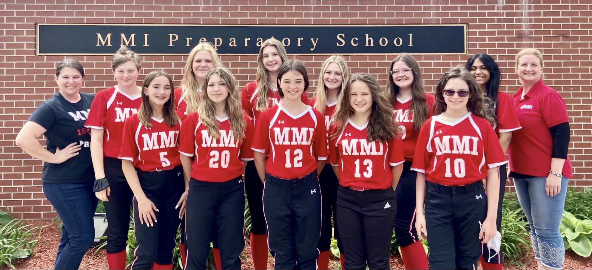 A photo shows the MMI 2022 junior varsity softball team